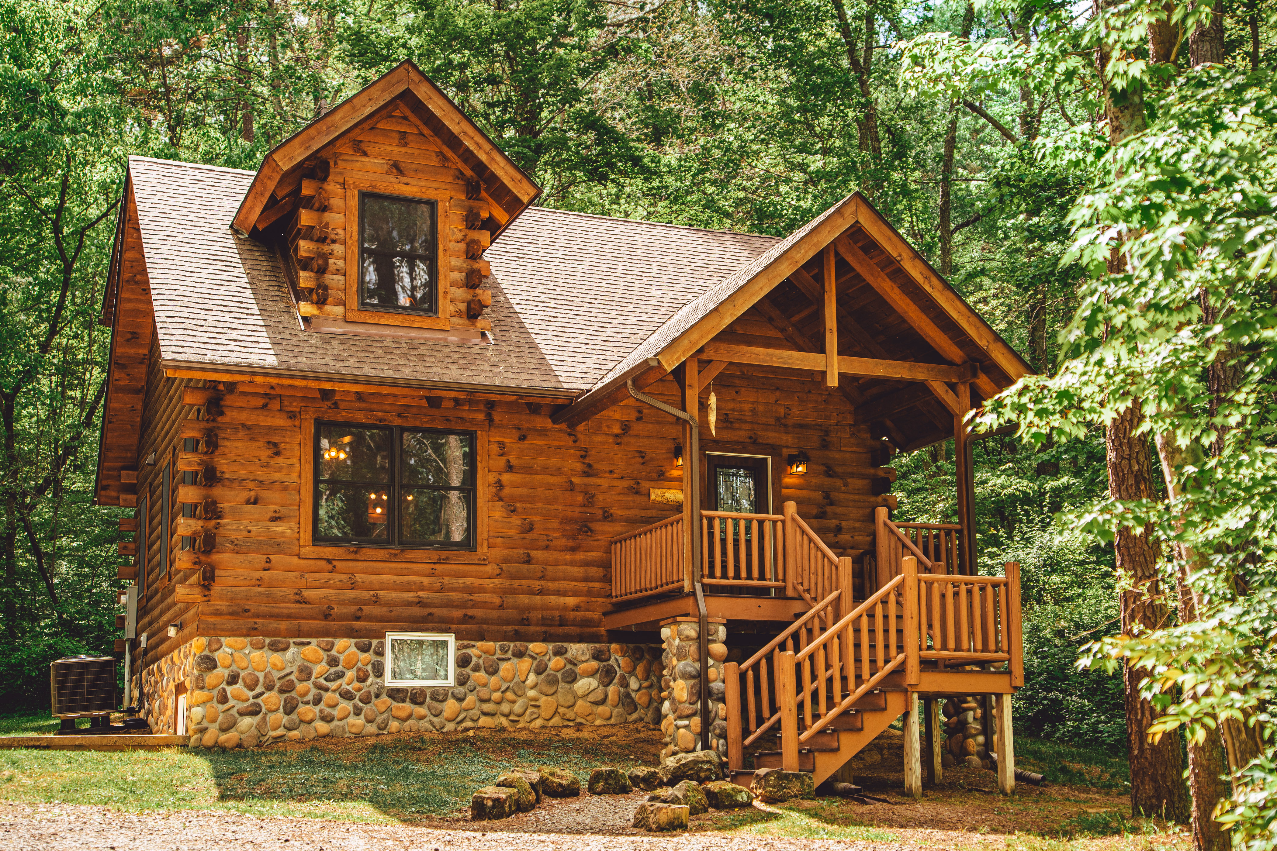 Trail Ridge Retreat, a log cabin surrounded by leafy woodland